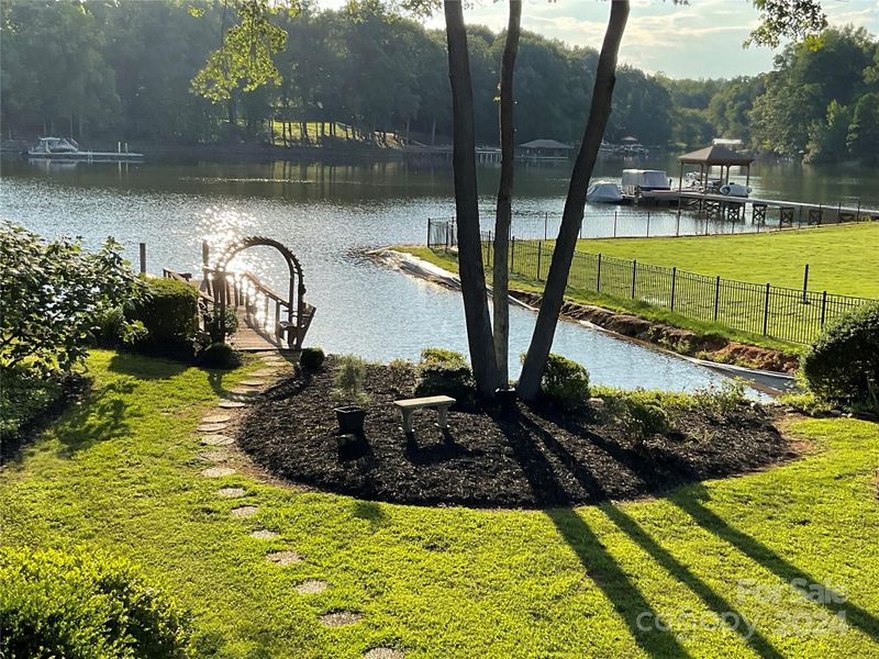 242 Spring Run Dr, Mooresville, NC 28117