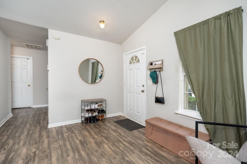1616 Crandon Dr, Charlotte, NC 28216
