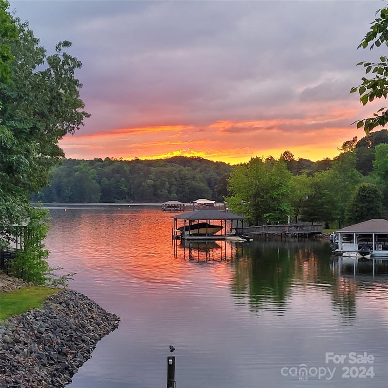 196 Deer Run Dr, Troutman, NC 28166