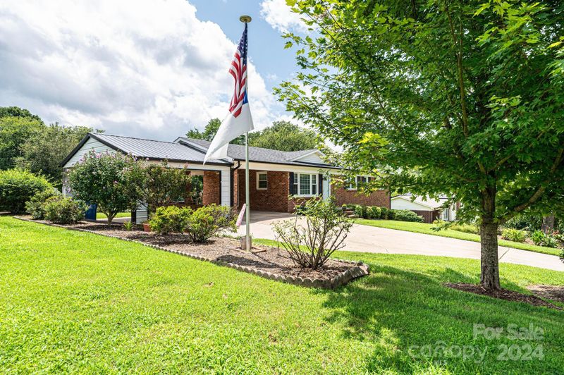 2416 33rd Ave NE, Hickory, NC 28601