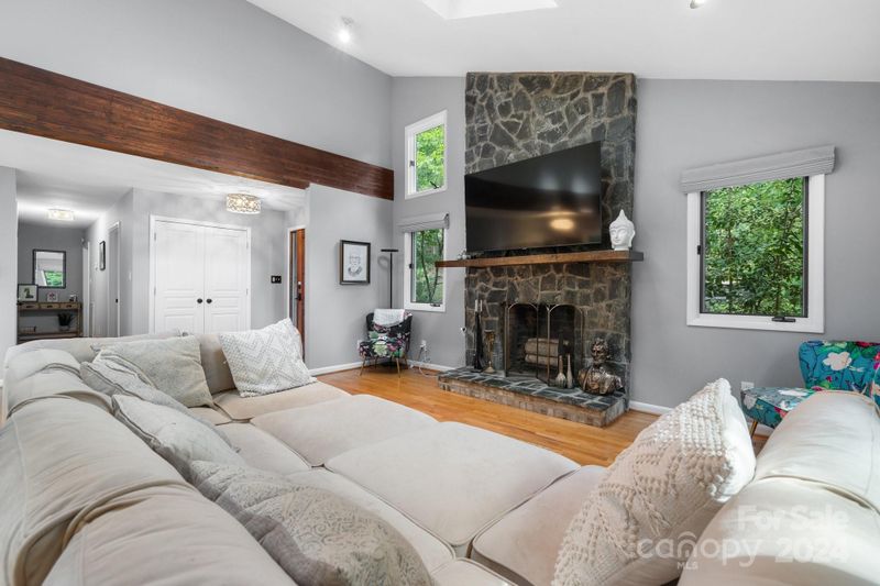 1333 Shadowfax Wynd Rd, Hickory, NC 28602