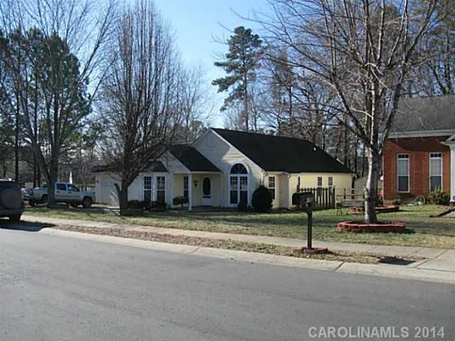 9706 Northwoods Forest Dr, Charlotte, NC 28214