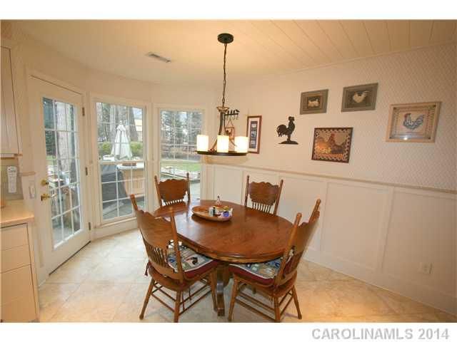 2725 Crescent Knoll Dr, Matthews, NC 28105