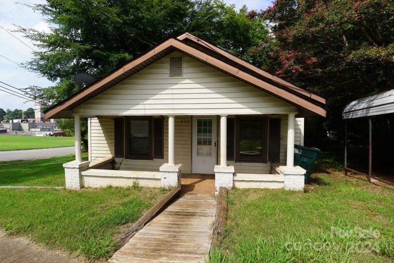 202 N Davis Ave, Newton, NC 28658
