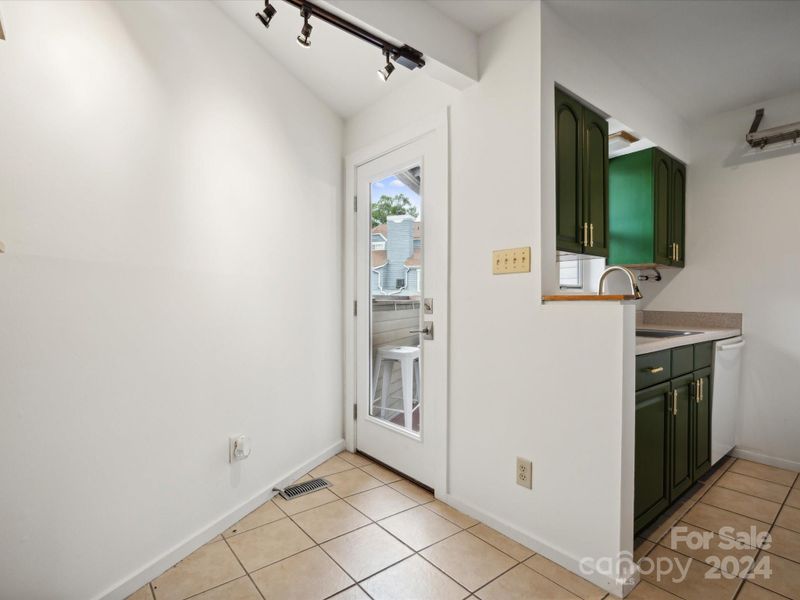 415 W 7th St #D, Charlotte, NC 28202