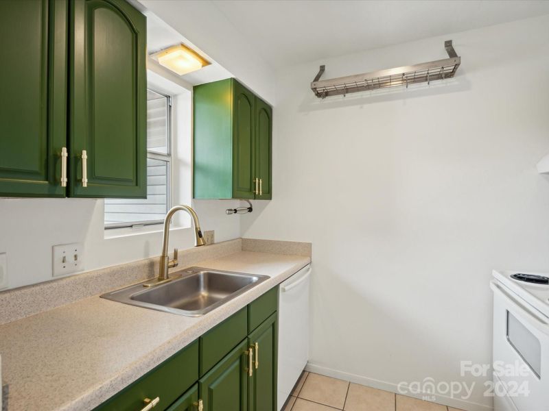 415 W 7th St #D, Charlotte, NC 28202
