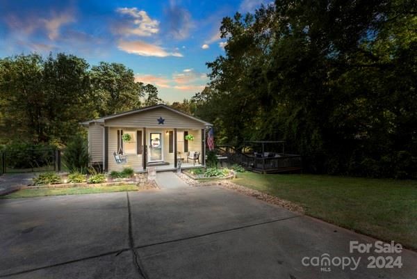 210 Caroline Ave, Lowell, NC 28098