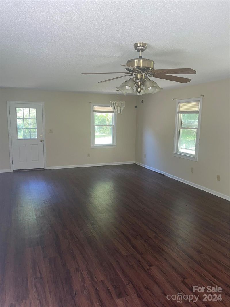 590 Gee Dr, Kannapolis, NC 28081
