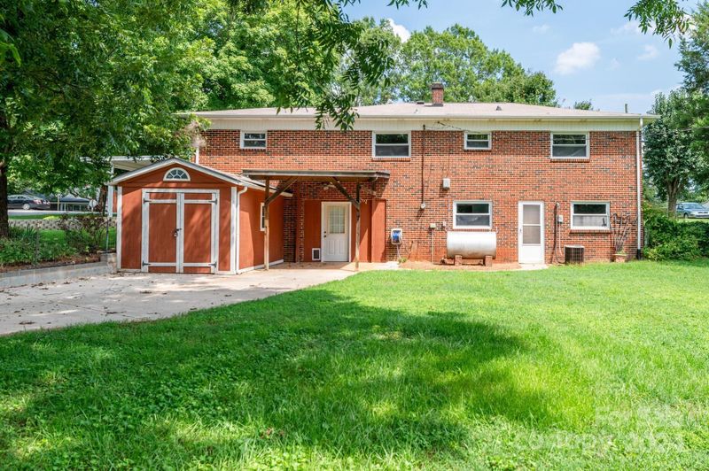 704 Bristol Dr, Statesville, NC 28677