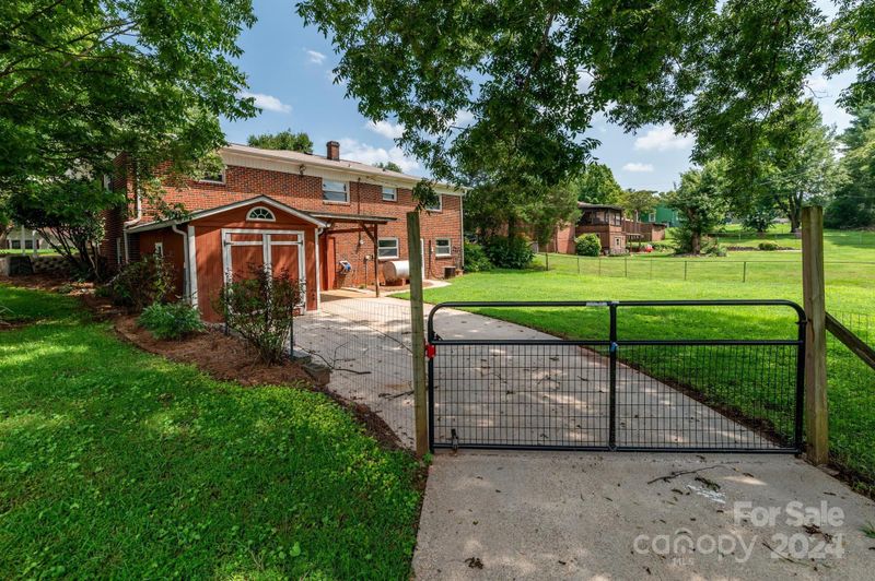 704 Bristol Dr, Statesville, NC 28677