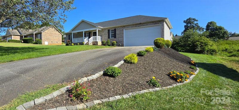1434 Gristmill Dr, Conover, NC 28613