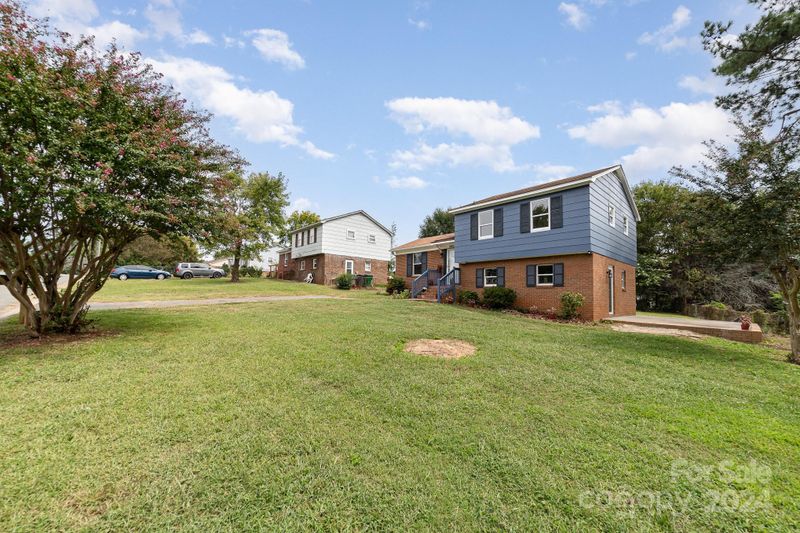 8901 Softwind Dr, Charlotte, NC 28273