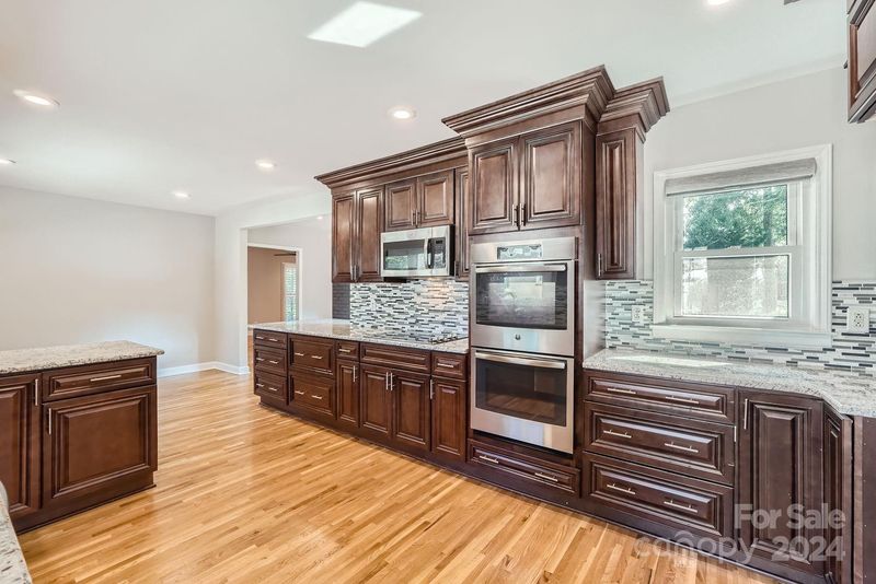 1325 Redcoat Dr, Charlotte, NC 28211