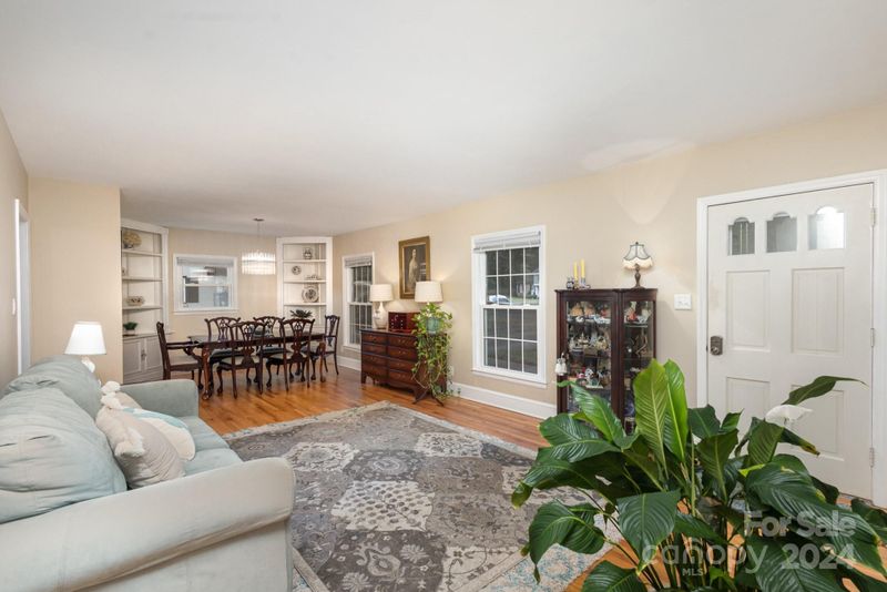6638 Lancer Dr, Charlotte, NC 28226