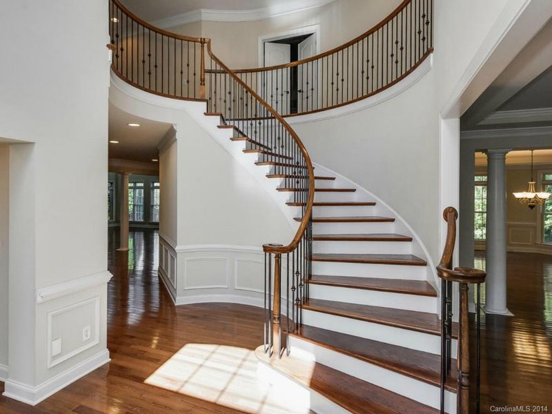8719 Fairview Rd, Charlotte, NC 28226