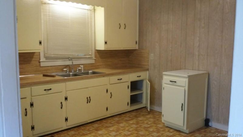 210 W 9th St, Newton, NC 28658