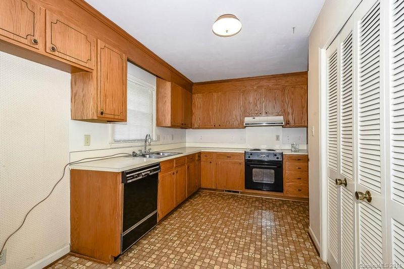 5615 Sharon Rd, Charlotte, NC 28210