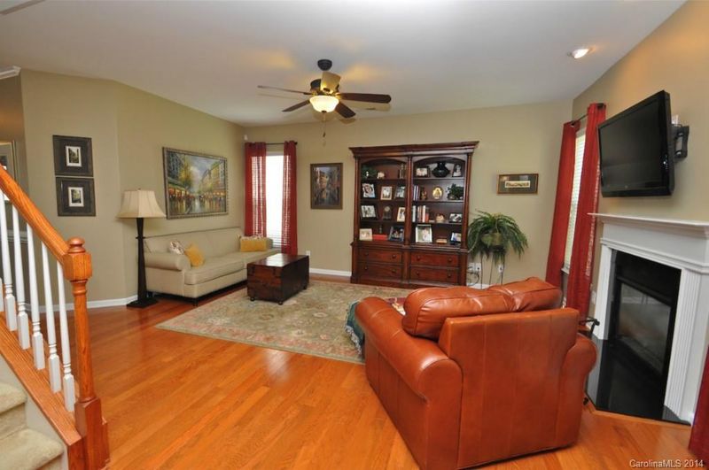 9737 Ridgeforest Dr, Charlotte, NC 28277