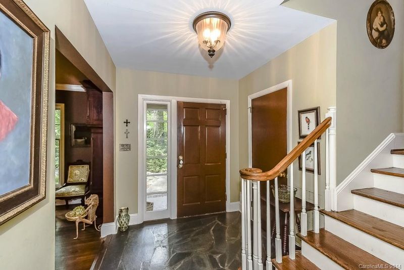 2612 Cloister Dr, Charlotte, NC 28211