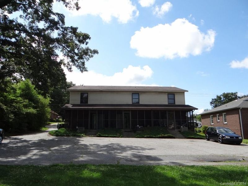 827 4th Street Dr NW, Hickory, NC 28601