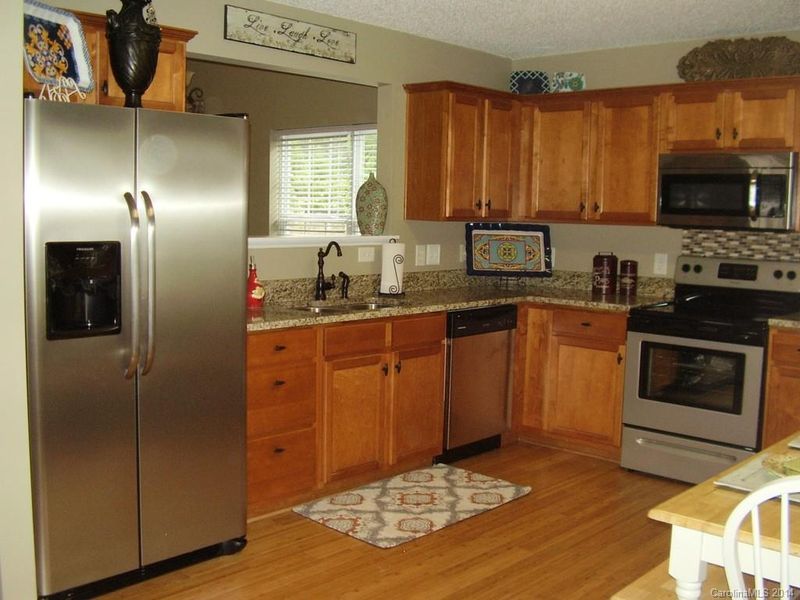 571 River View Dr, Lowell, NC 28098