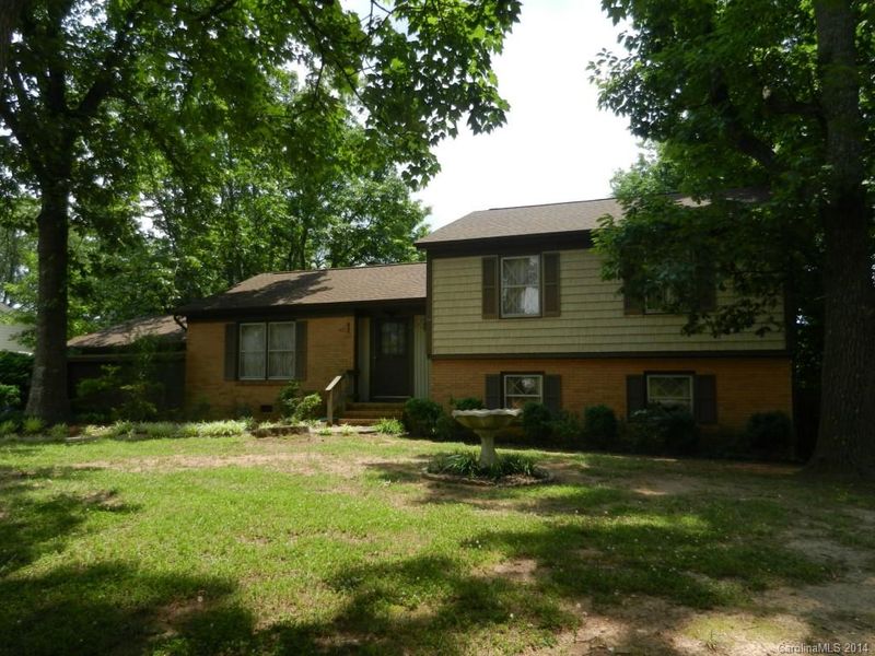 713 Forestbrook Dr, Gastonia, NC 28056