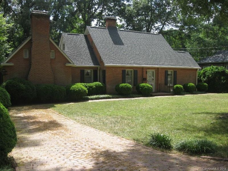 806 E Park Dr E, Lincolnton, NC 28092
