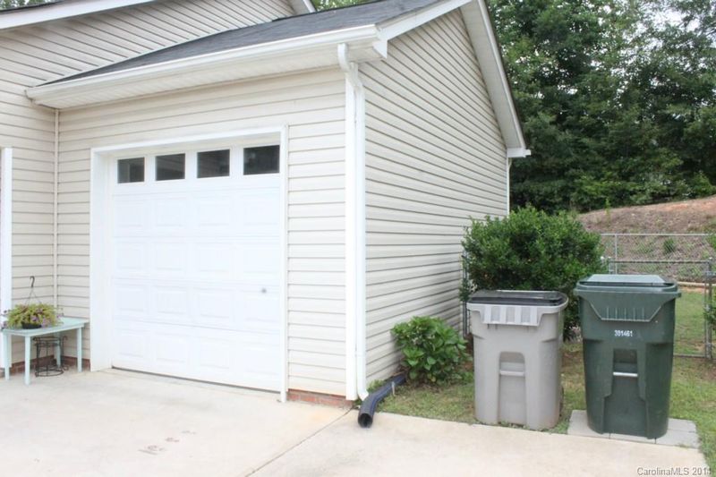 1326 Laurel Woods Dr, Gastonia, NC 28016