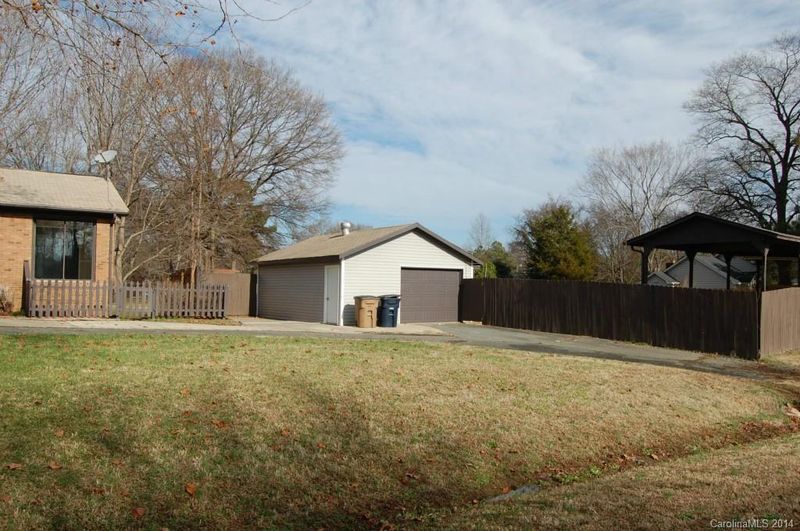 15245 Comanche Ln, Matthews, NC 28104
