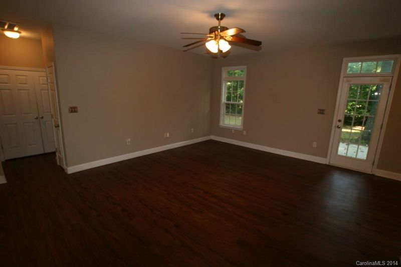 6527 White Pine Ln, Charlotte, NC 28262