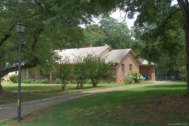14132 Springwater Dr, Matthews, NC 28105