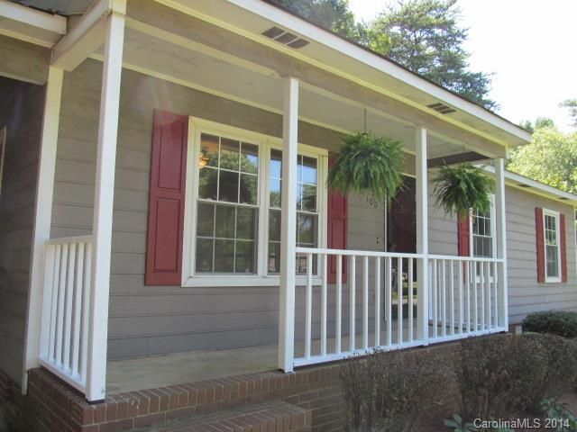 100 Dawn Dr, Mount Holly, NC 28120