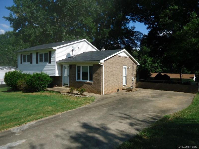 2407 Woodleaf Dr, Gastonia, NC 28052