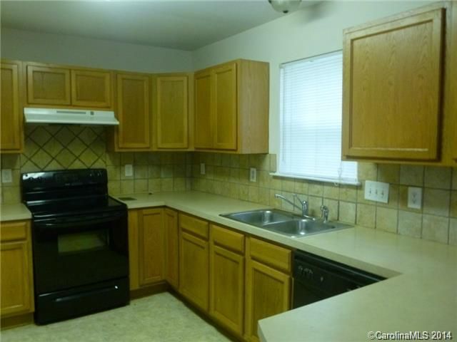 8826 Sharonbrook Dr, Charlotte, NC 28210