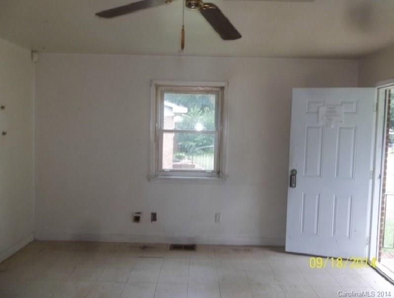 2412 Longleaf Dr, Charlotte, NC 28210