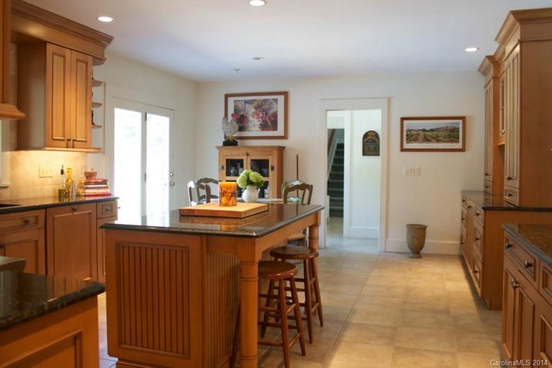 3300 Foxridge Rd, Charlotte, NC 28226