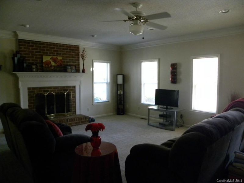 423 Three Oaks Ln, Lancaster, SC 29720