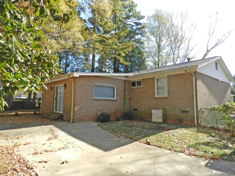4310 Pebblebrook Dr, Charlotte, NC 28208