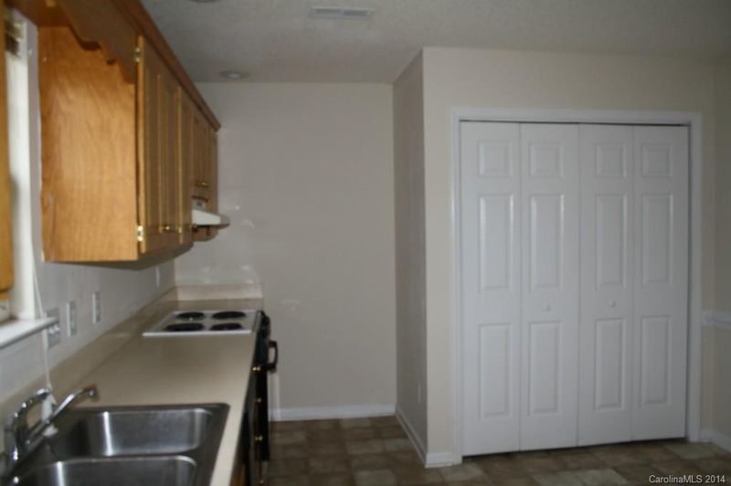 915 Pondside Dr, Wingate, NC 28174