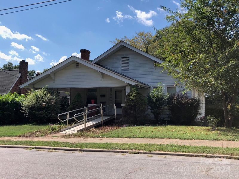 320 7th St SW, Hickory, NC 28602