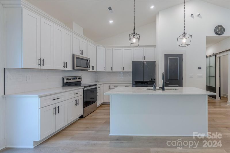 6733 Ellendale Dr, Charlotte, NC 28217
