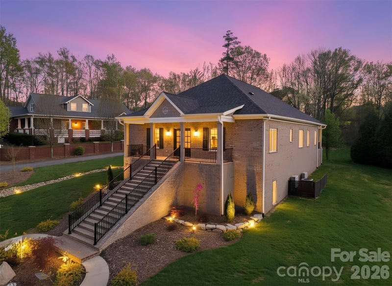 444 19th Avenue Cir NW, Hickory, NC 28601