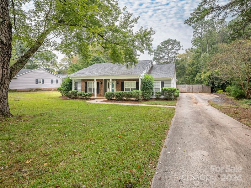 1018 Thornsby Ln, Matthews, NC 28105