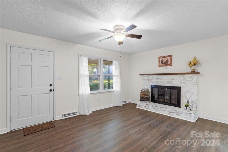 408 N Cedar St, Dallas, NC 28034