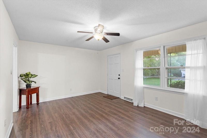 408 N Cedar St, Dallas, NC 28034