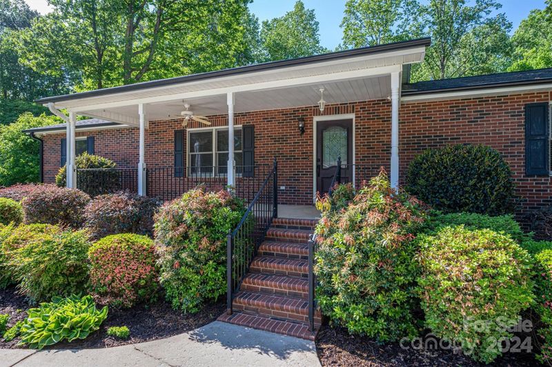 6744 Lowesville Ln, Stanley, NC 28164
