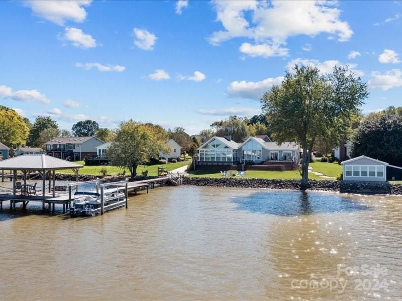 8158 Mountain Shore Dr, Sherrills Ford, NC 28673