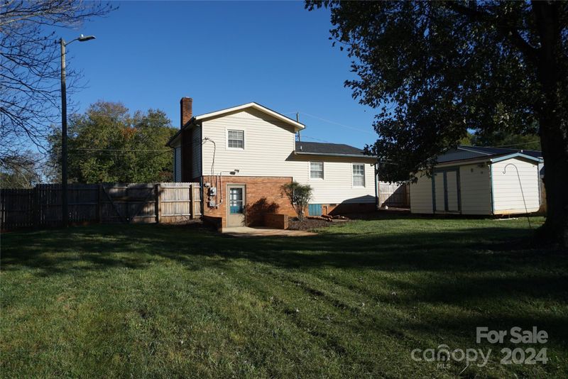 1427 Lancer Dr, Hickory, NC 28602
