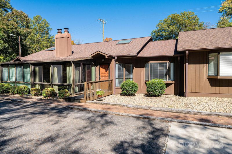 850 8th St NE #B, Hickory, NC 28601