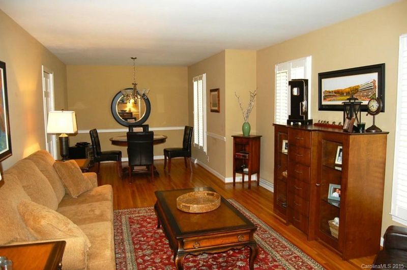 5517 Sharon Rd, Charlotte, NC 28210